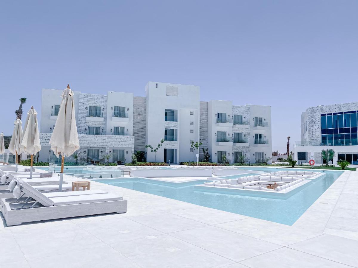 Tanoak Resort Ajn-Szuhna Kültér fotó The hotel's pool