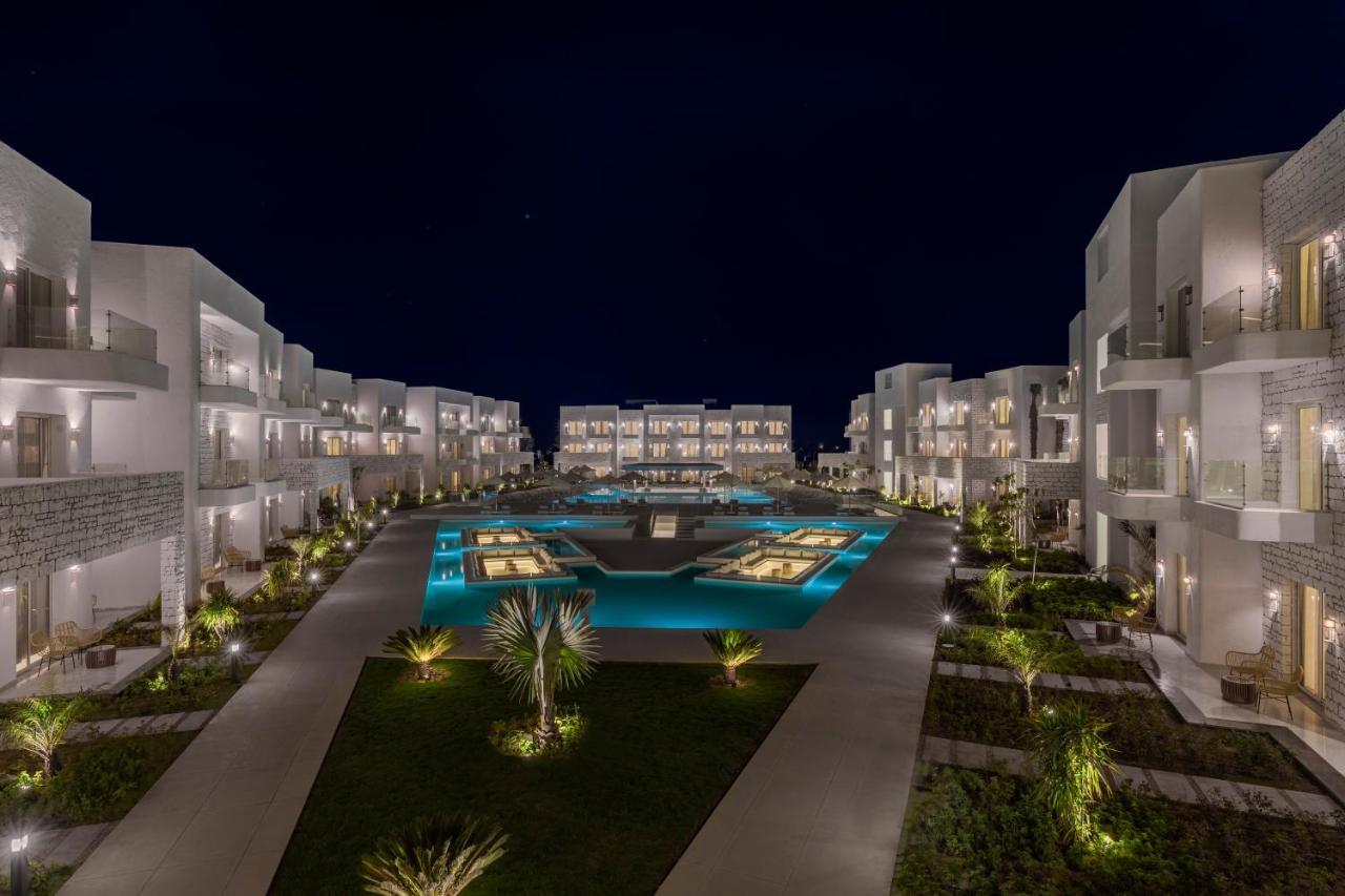 Tanoak Resort Ajn-Szuhna Kültér fotó The resort at night