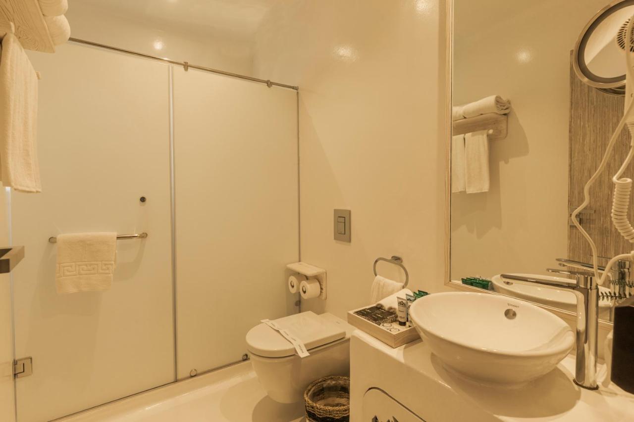 Tanoak Resort Ajn-Szuhna Kültér fotó A bathroom in a hotel